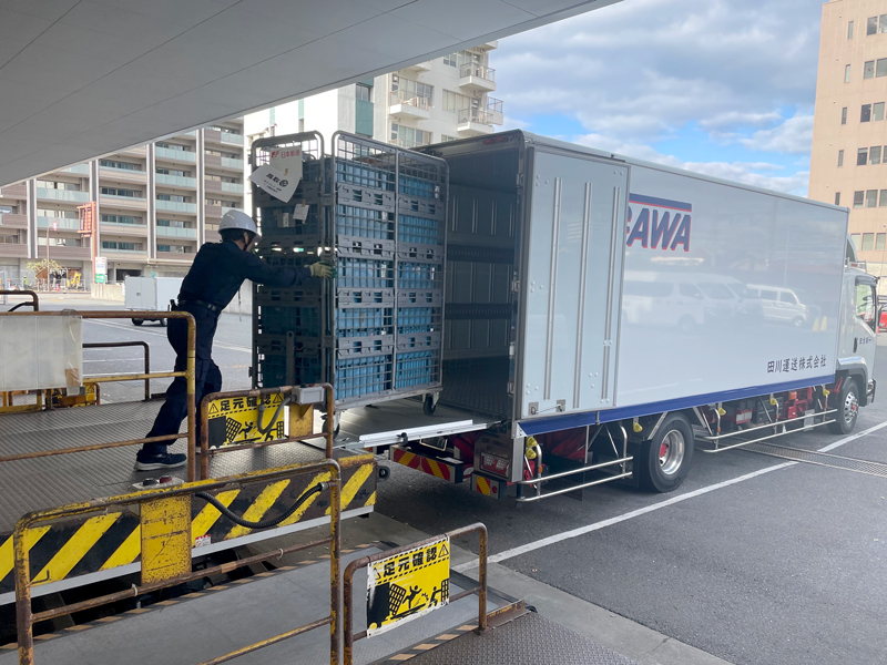 郵便輸送の作業。荷物をトラックに積み込むところ